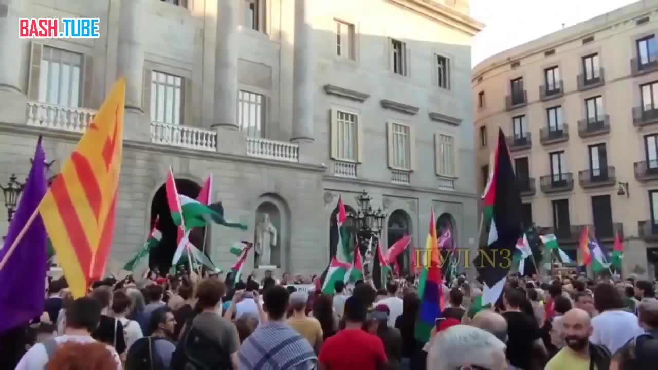  В Барселоне пропалестинские демонстранты вышли на митинг с радужными флагами