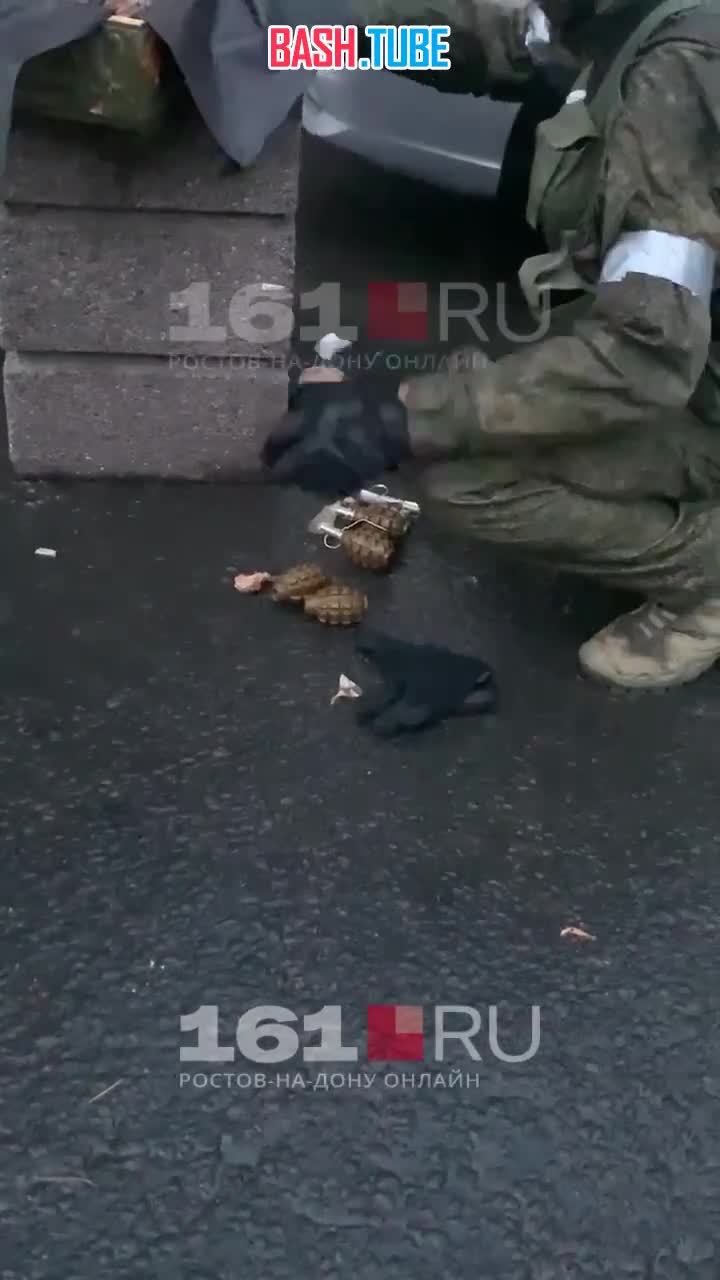 ⁣ Боец «Вагнера» перебирает гранаты сидя на асфальте, Ростов
