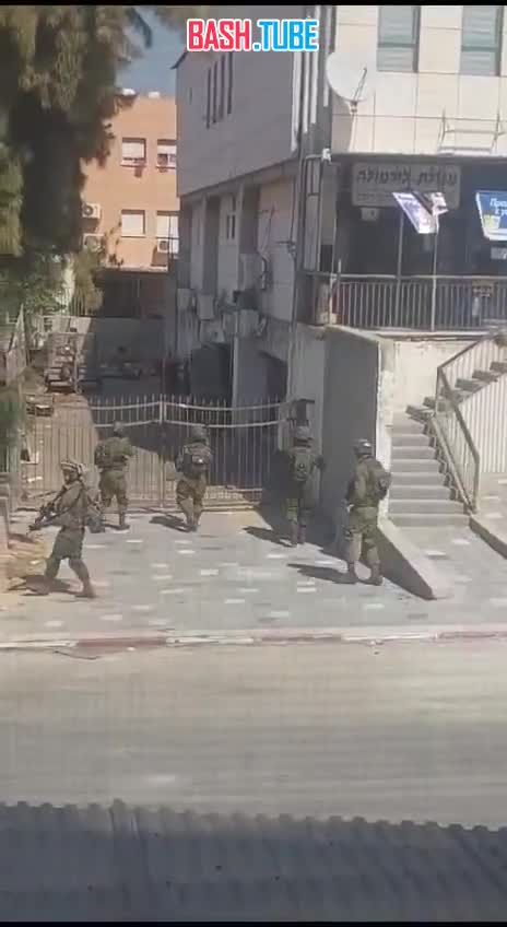  Израильская армия ищет палестинских бойцов, штурмовавших улицы Сдерота
