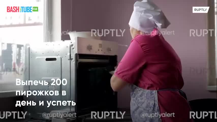 ⁣ Многодетная мать печет хлеб для бойцов в зоне СВО