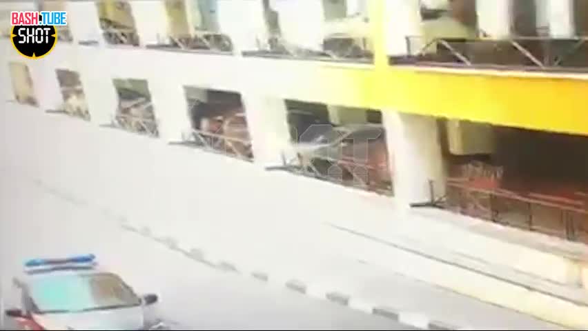  Момент падения авто с парковки ТЦ «Филион» в Москве