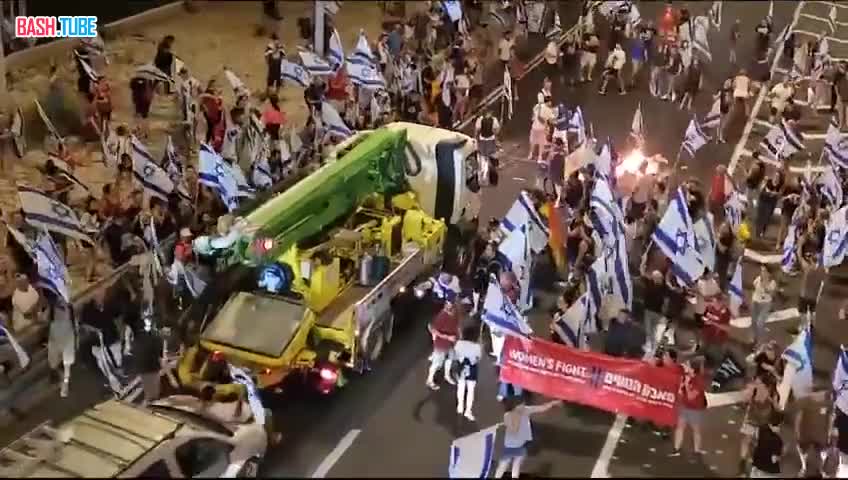 ⁣ Автомобиль въехал в толпу протестующих на шоссе в центральном районе Израиля