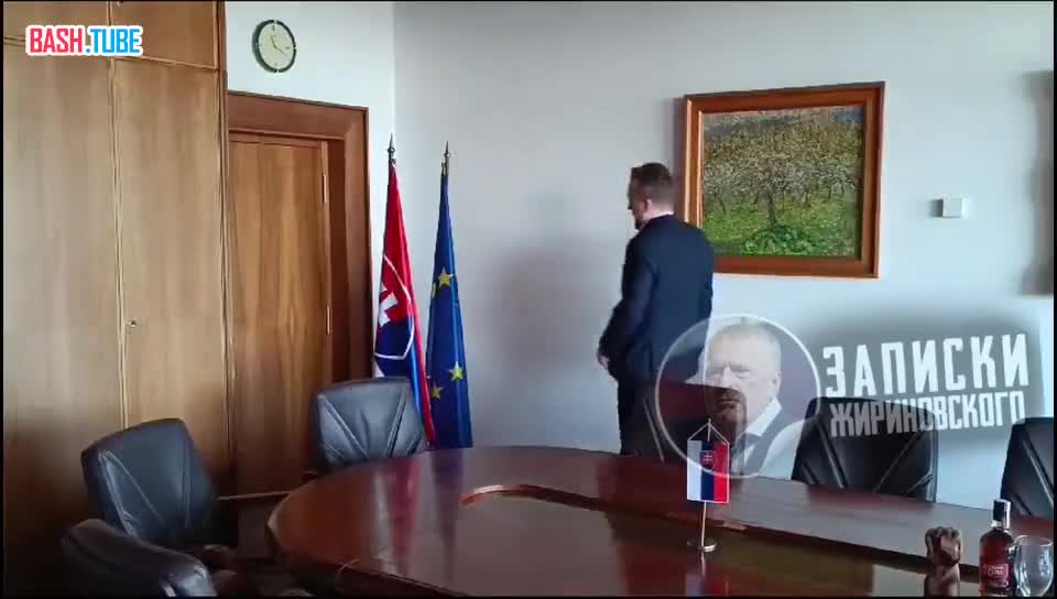 Новый вице-спикер парламента Словакии Любаш Блаха убрал из кабинета флаг Евросоюза