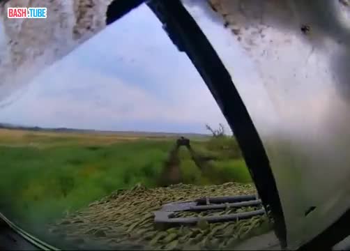 ⁣ Украинские боевики засняли подрыв на мине американского БТР М113 на Артемовском направлении