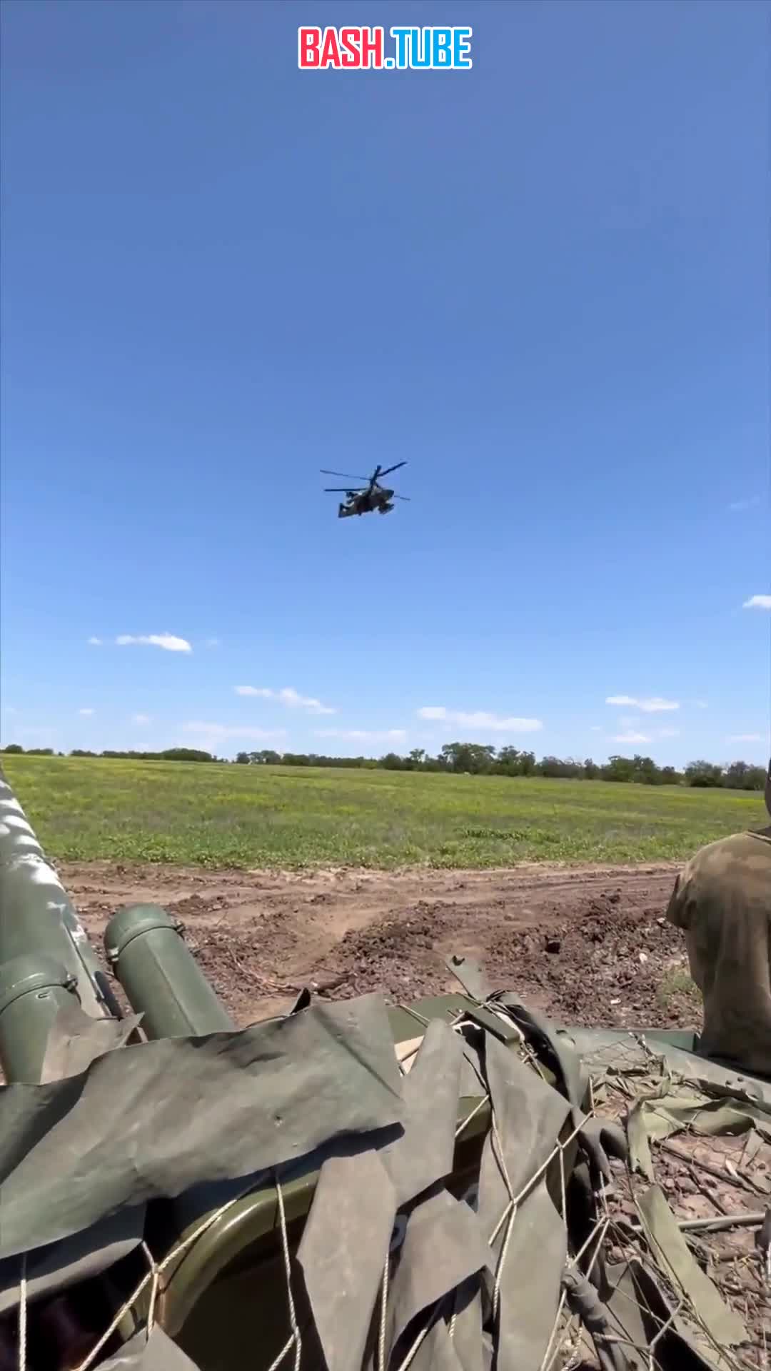⁣ Боевой вертолет Ка-52 армейской авиации ВКС России в небе над Запорожской областью