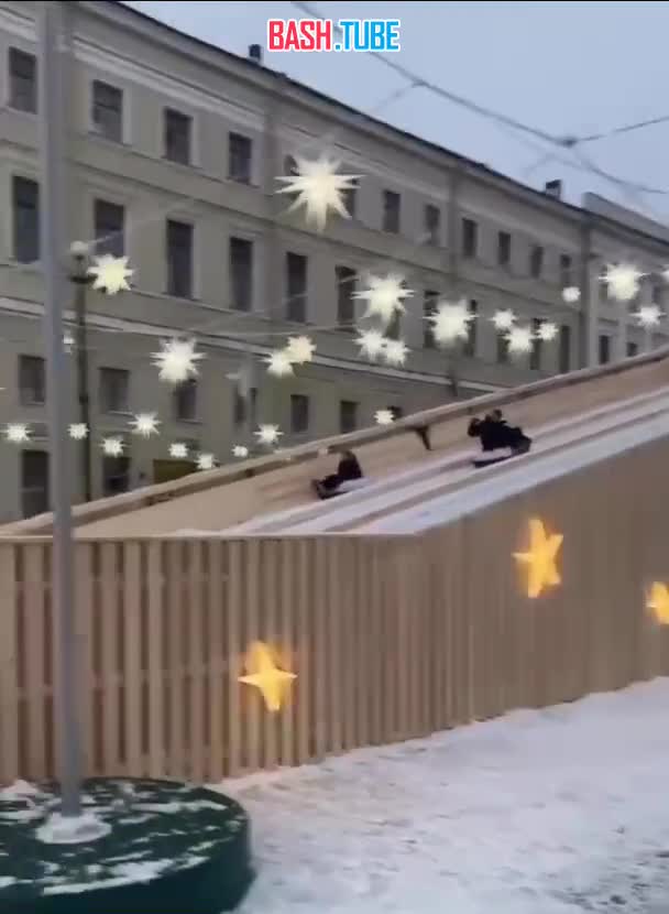 ⁣ Восьмиметровая горка для катания появится в скором времени на Дворцовой площади в Санкт-Петербурге