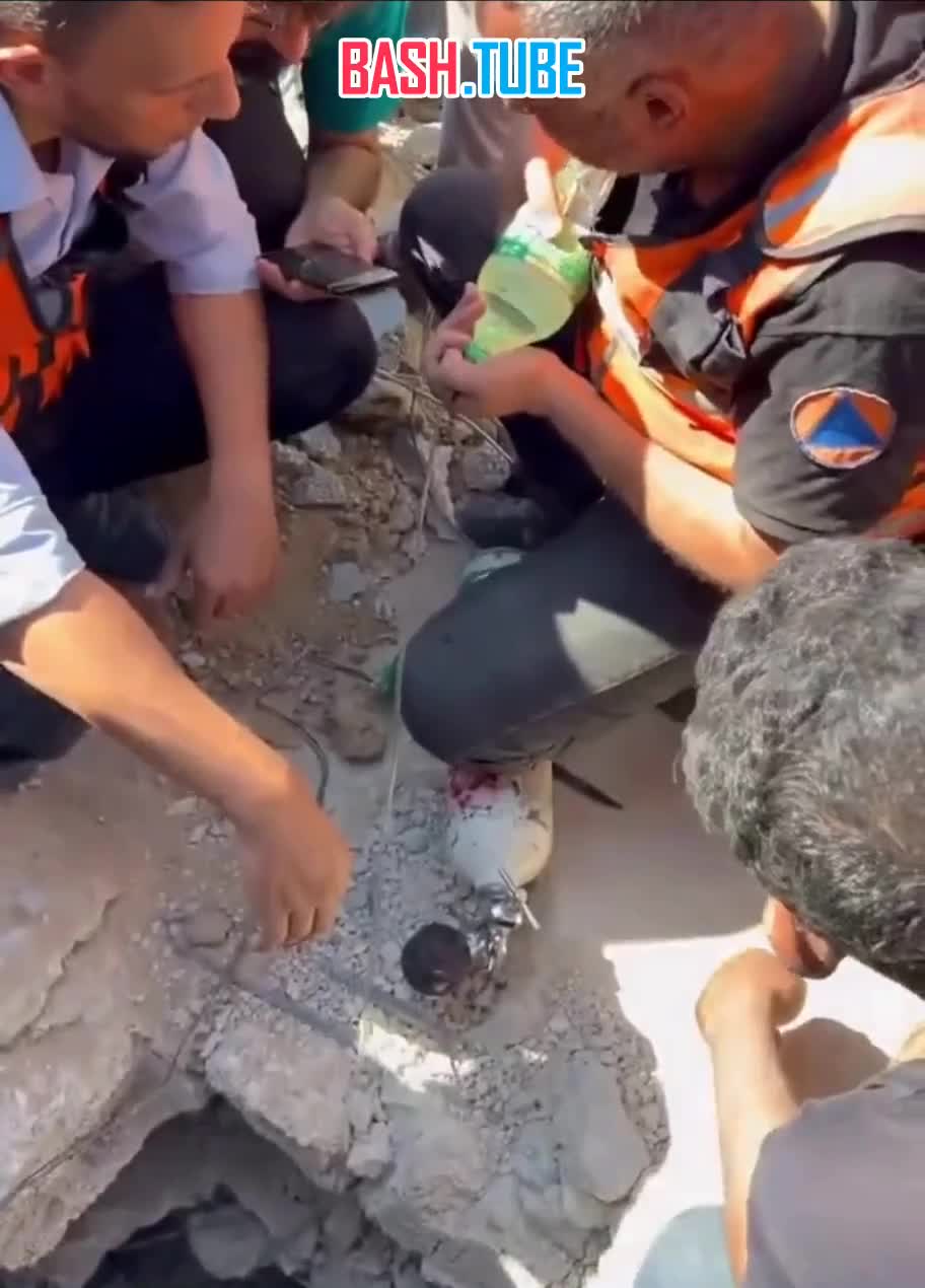 ⁣ В Газе ребенка, находящегося под завалами, поили через трубочку. Кадры