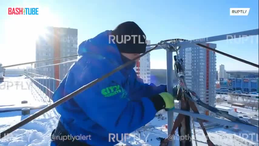 ⁣ Дед Мороз вооружился альпинистским снаряжением и радует детей, спускаясь с крыш домов в Челябинске