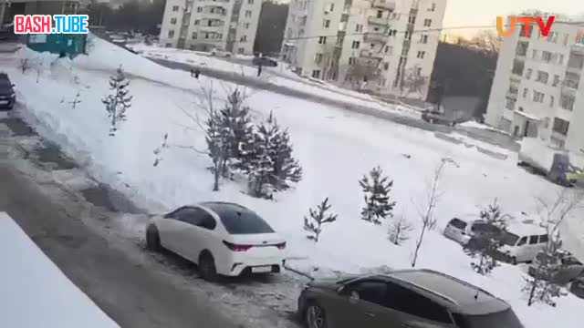  В Уфе 10-летний мальчишка катился по снежной горке на снегокате и выехал на проезжую часть прямо под колеса машины