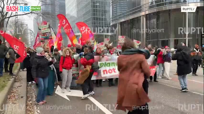 ⁣ Экоактивисты прошли маршем по улицам Брюсселя на фоне начала климатического саммита COP28