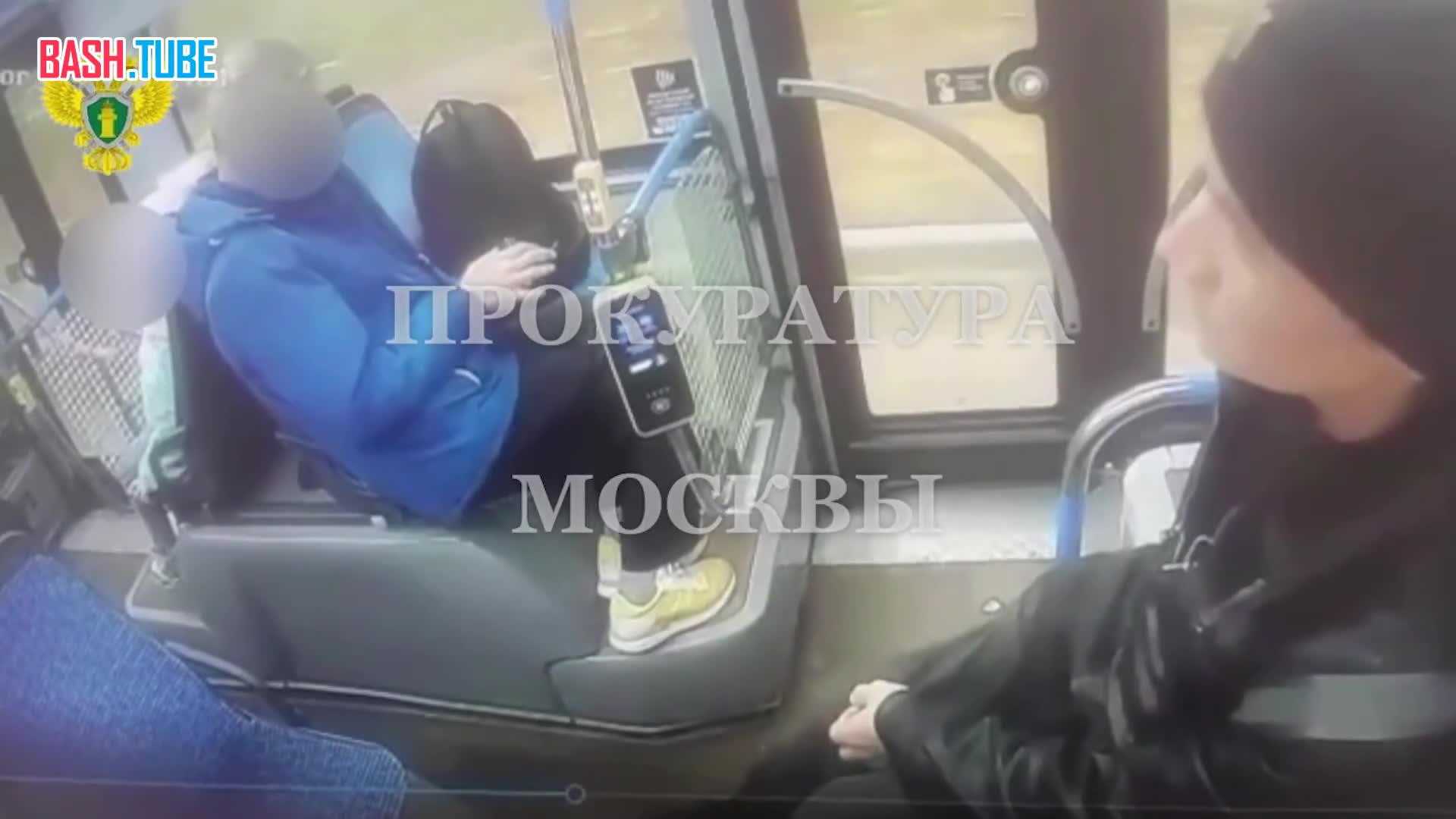 ⁣ Кулак в голову вместо оплаты штрафа прилетел женщине-контролеру в московском автобусе