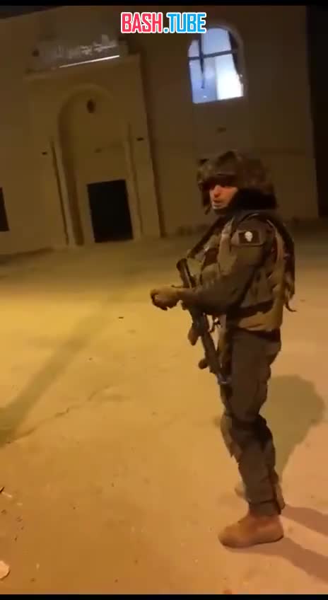 ⁣ Солдат ЦАхала бросает гранату в одну из мечетей во время молитвы мирных людей