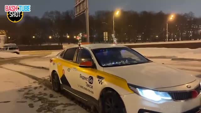 ⁣ Москвичи ставят максимальные оценки и пишут положительные отзывы таксисту, который украсил машину новогодними гирляндами