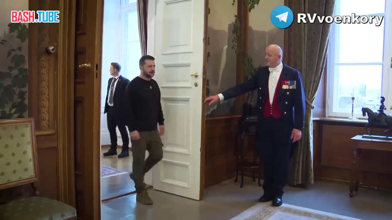  В королевском дворце Зеленский поклонился слуге-камердинеру на встрече с королем Норвегии Гаральдом V