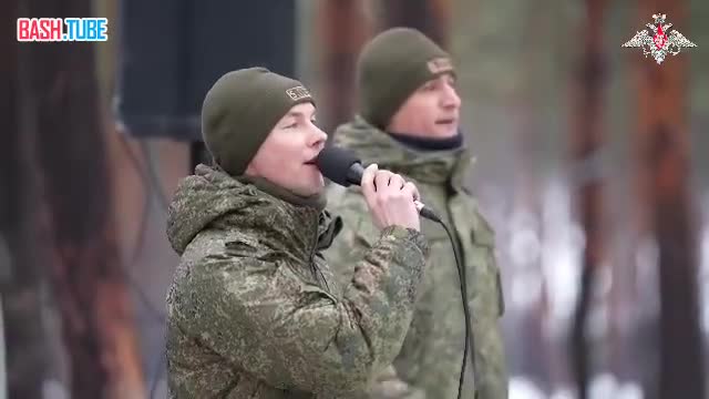 ⁣ Солисты военного ансамбля выступили перед российскими бойцами в зоне СВО