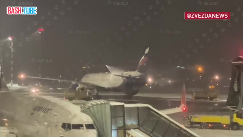  В аэропортах Москвы задержали или отменили более 40 рейсов из-за снегопада