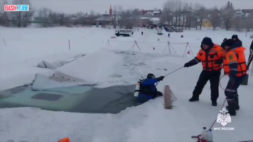  Грузовик провалился под лёд на реке Белая в Башкирии, водитель погиб