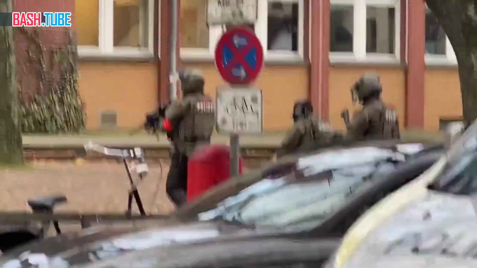 ⁣ Двое мужчин с огнестрельным оружием захватили школу в Гамбурге, сообщает Bild