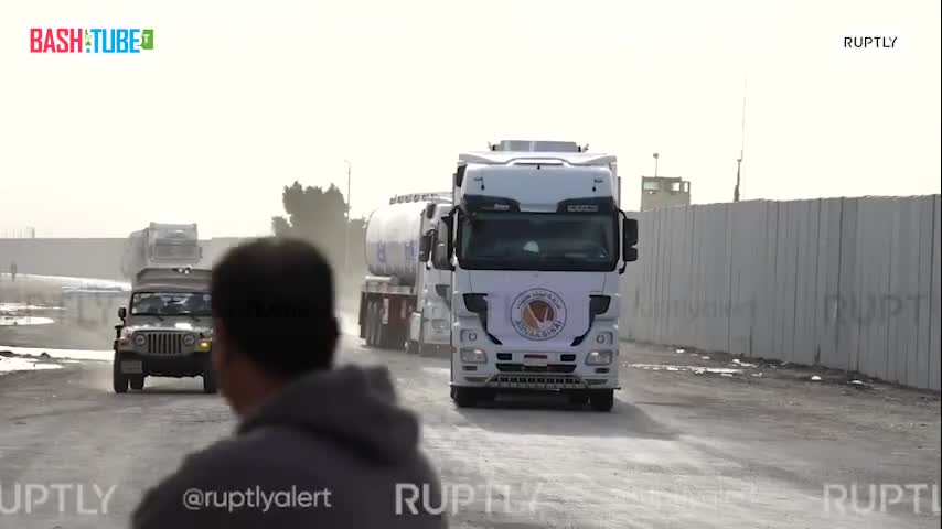 Машины с гуманитарной помощью готовятся доставить груз для населения сектора Газа
