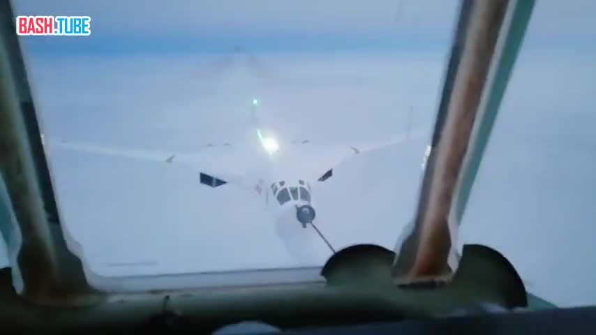 ⁣ Модернизированный стратегический бомбардировщик Ту-160М провел «стыковку» во время испытаний на дозаправку в воздухе