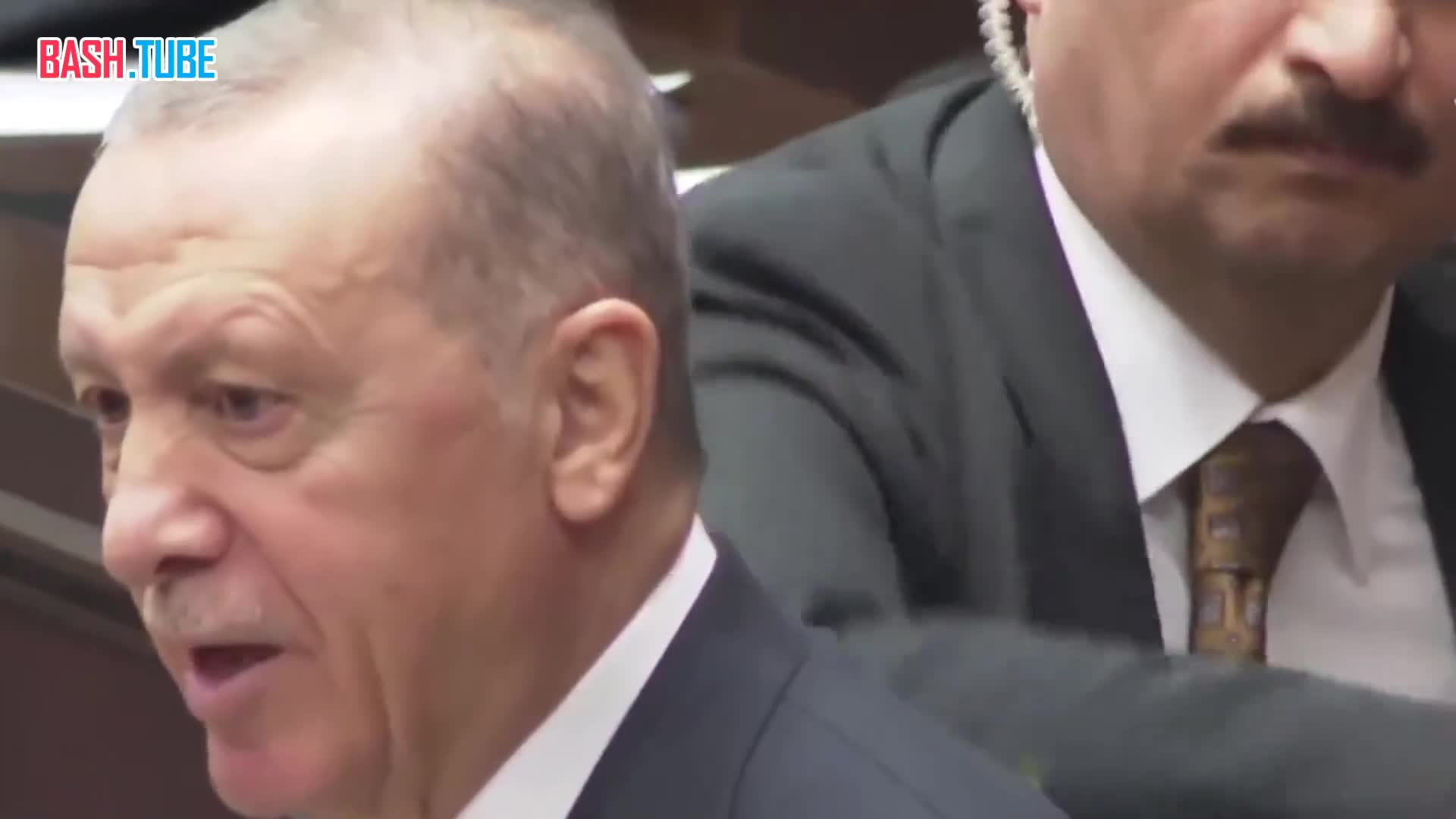 ⁣ Телохранитель президента Эрдогана спас шефа от нападения осы во время его выступления в парламенте Турции