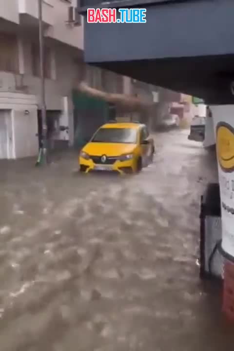 ⁣ Мощные ураганы и ливни прошли в Турции, из-за чего несколько городов, в том числе Измир и Анталью, затопило