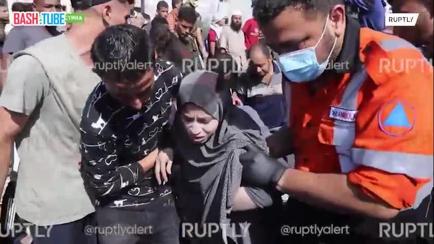 ⁣ Спасатели вытаскивают людей из-под завалов в лагере «Аль-Шабура» в Рафахе после обстрела