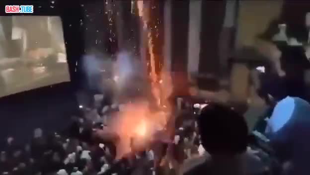  В Индии фанаты запустили мощный фейерверк прямо в кинотеатре
