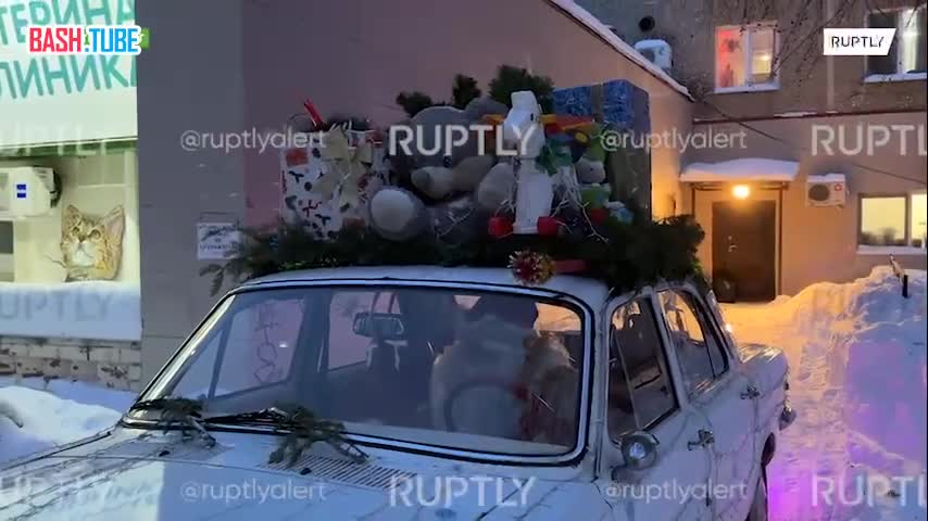  Врач-хирург украсил «Волгу» и вместе со Снегурочкой поздравляет детей-инвалидов в Екатеринбурге