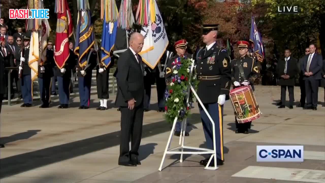  Джо Байден не смог понять, куда ему идти на церемонии возложения венка в честь Дня ветеранов