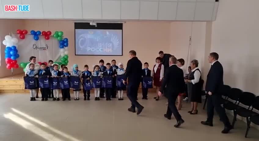  Глава Башкирии Радий Хабиров завязал шнурки второкласснику на линейке в школе в Баймакском районе