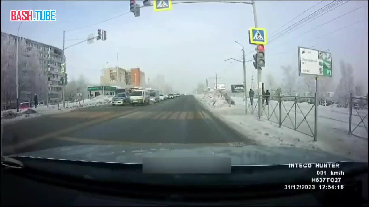 ⁣ В Хабаровске автоледи, проехав на красный по встречке, едва не убила школьника, переходившего дорогу по переходу