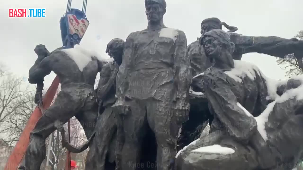 ⁣ В Киеве демонтировали надгробную скульптуру экипажу советского бронепоезда «Таращанец»