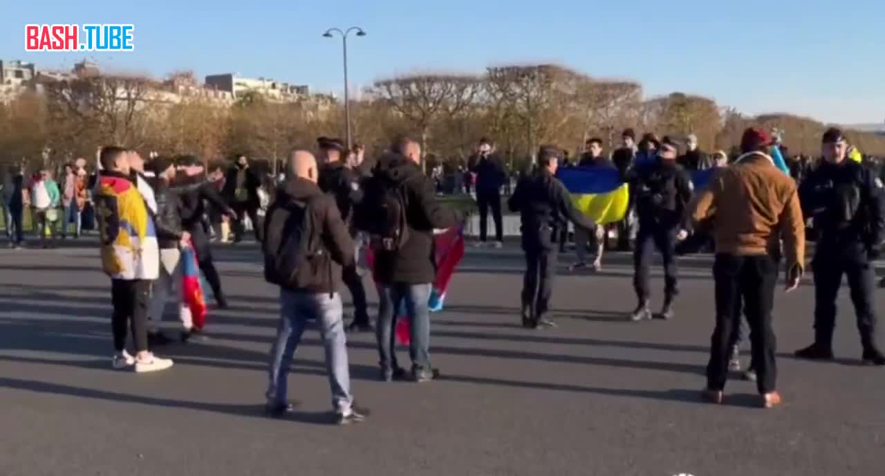 ⁣ Сторонники Украины и России встретились во время акции поддержки жителей Донбасса в Париже
