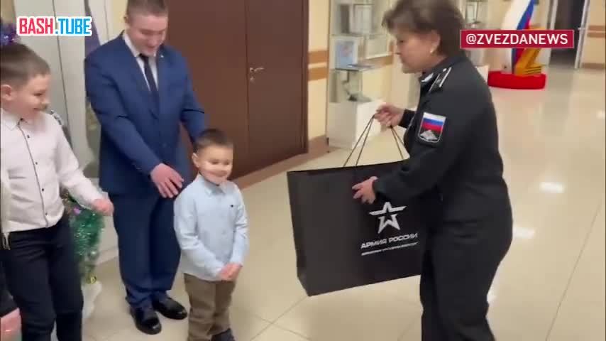 ⁣ Замминистра обороны РФ Садовенко исполнил желание мальчика Коли в рамках акции «Елка желаний»