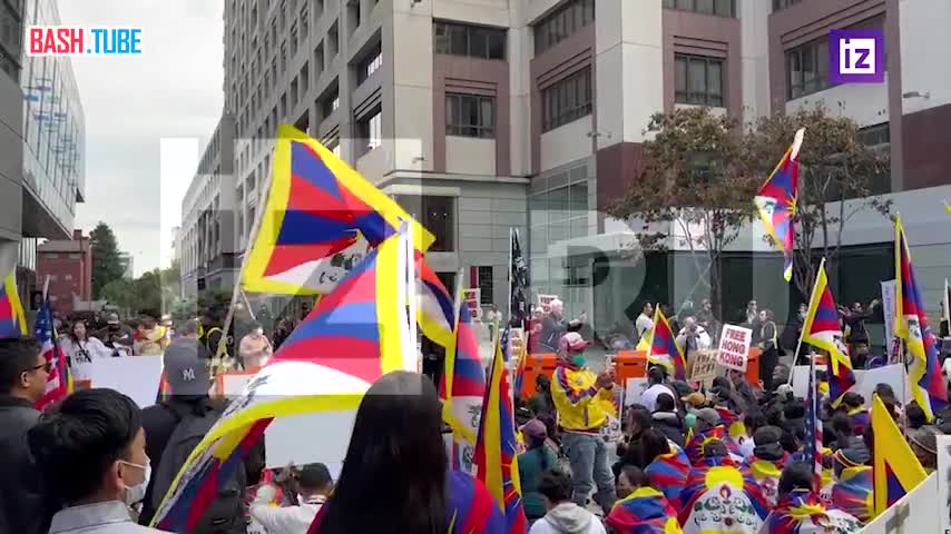 ⁣ Сотни демонстрантов заполнили улицы Сан-Франциско на фоне визита Си Цзиньпина в США и его переговоров с Джо Байденом