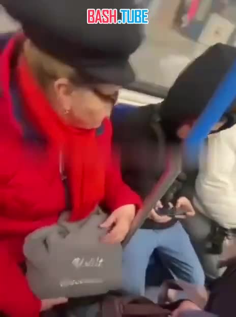 ⁣ В московском метро безумная пенсионерка напала на парня, который не уступил ей место