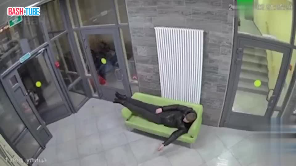 ⁣ Неадекват напал на женщину с ребёнком в лифте из-за того, что она попросила его не курить в подъезде