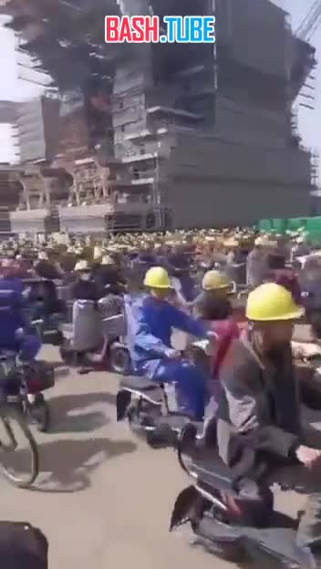  Китайские рабочие покидают верфь в Цзянсу после завершения работ