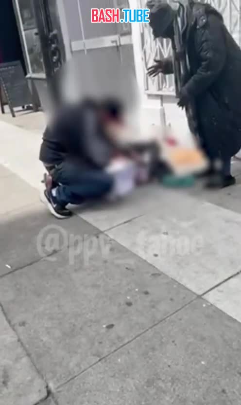 ⁣ В Сан-Франциско наркоманка без определенного места жительства родила ребенка прямо на тротуаре