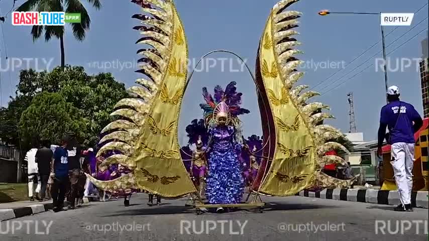  Сотни людей приняли участие в ежегодном карнавале в нигерийском Калабаре