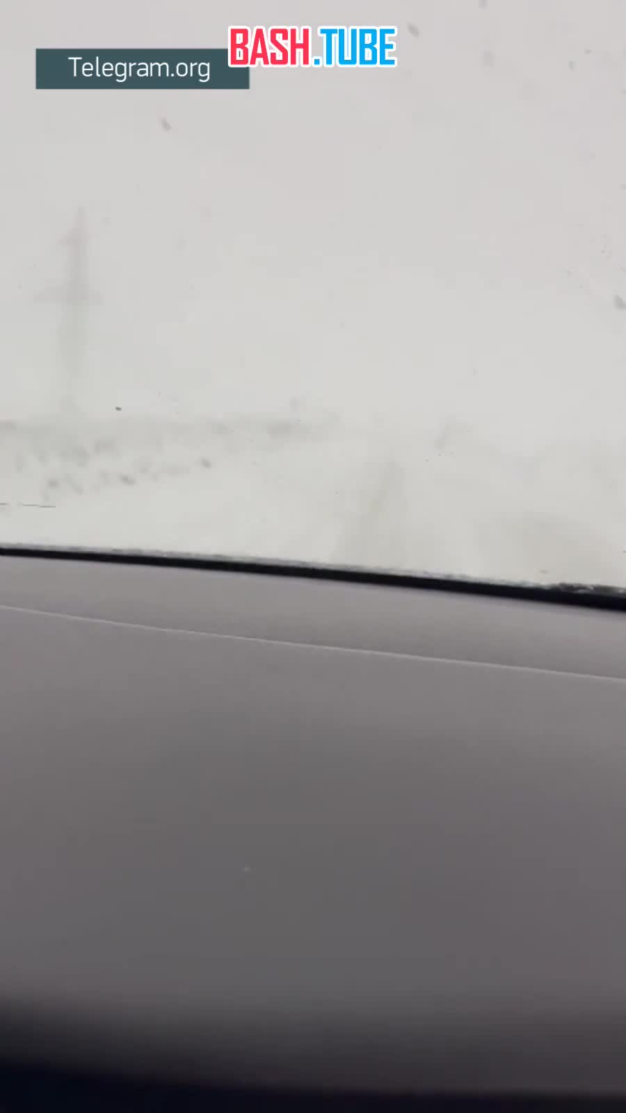  Дальнобойщиков заметает снежный буран на границе с Грузией