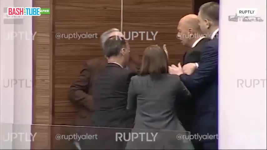⁣ Заседание депутатов Национального собрания Болгарии закончилось столкновениями