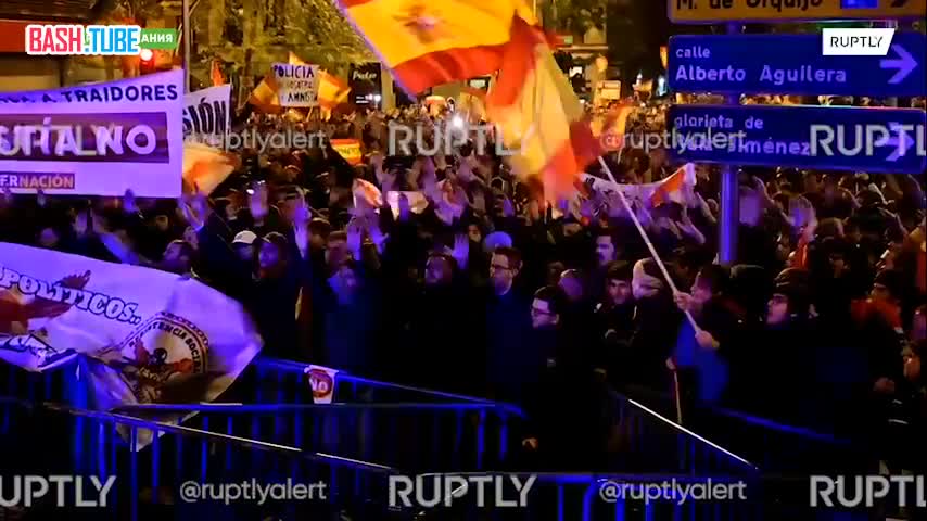 ⁣ Протест против закона об амнистии сторонников независимости Каталонии в Мадриде закончился столкновениями с полицией