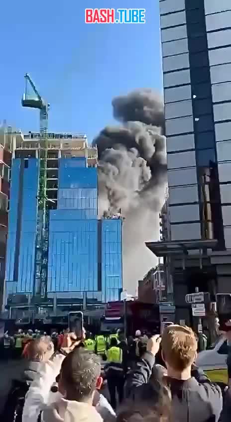  Мужчина едва не сгорел на крыше небоскрёба, его спасли при помощи крана и клетки