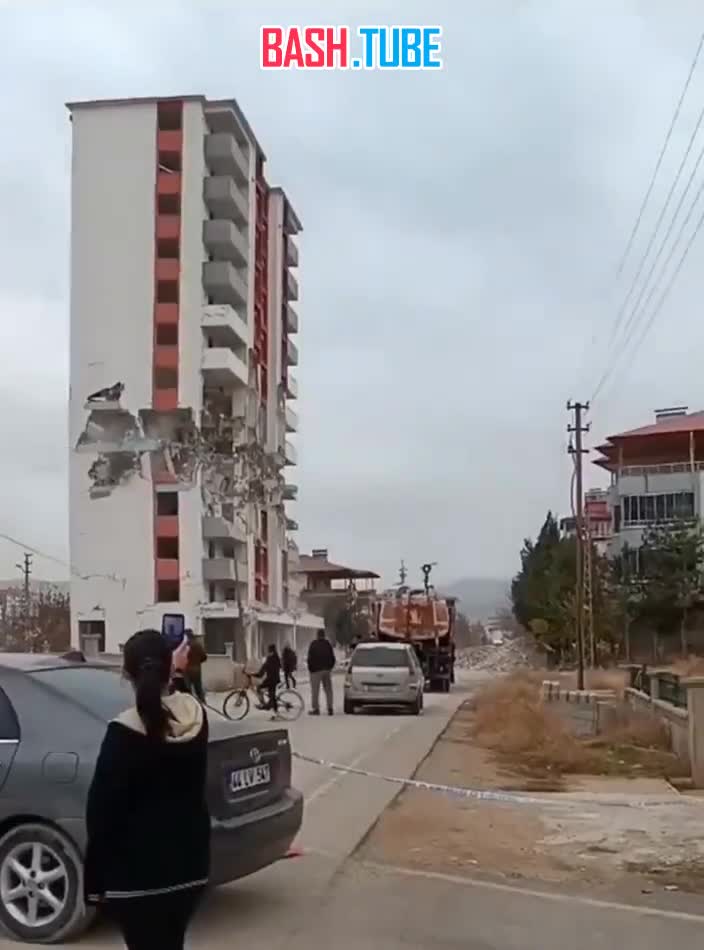 ⁣ Турецкие взрывотехники перепутали места закладки зарядов и 12-этажная постройка рухнула на соседние дома