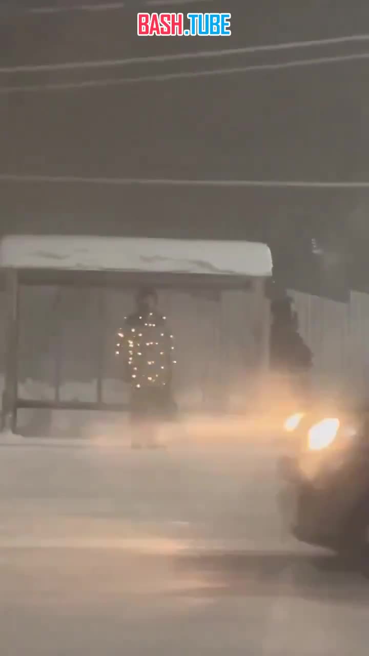 ⁣ В Якутске парень в -49°C решил поднять новогоднее настроение окружающим