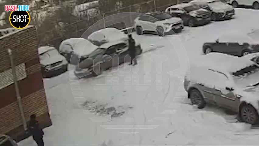 ⁣ Полицейского «прокатили» на двери авто в Уфе. Сотрудник пытался остановить преступника и держался всеми силами