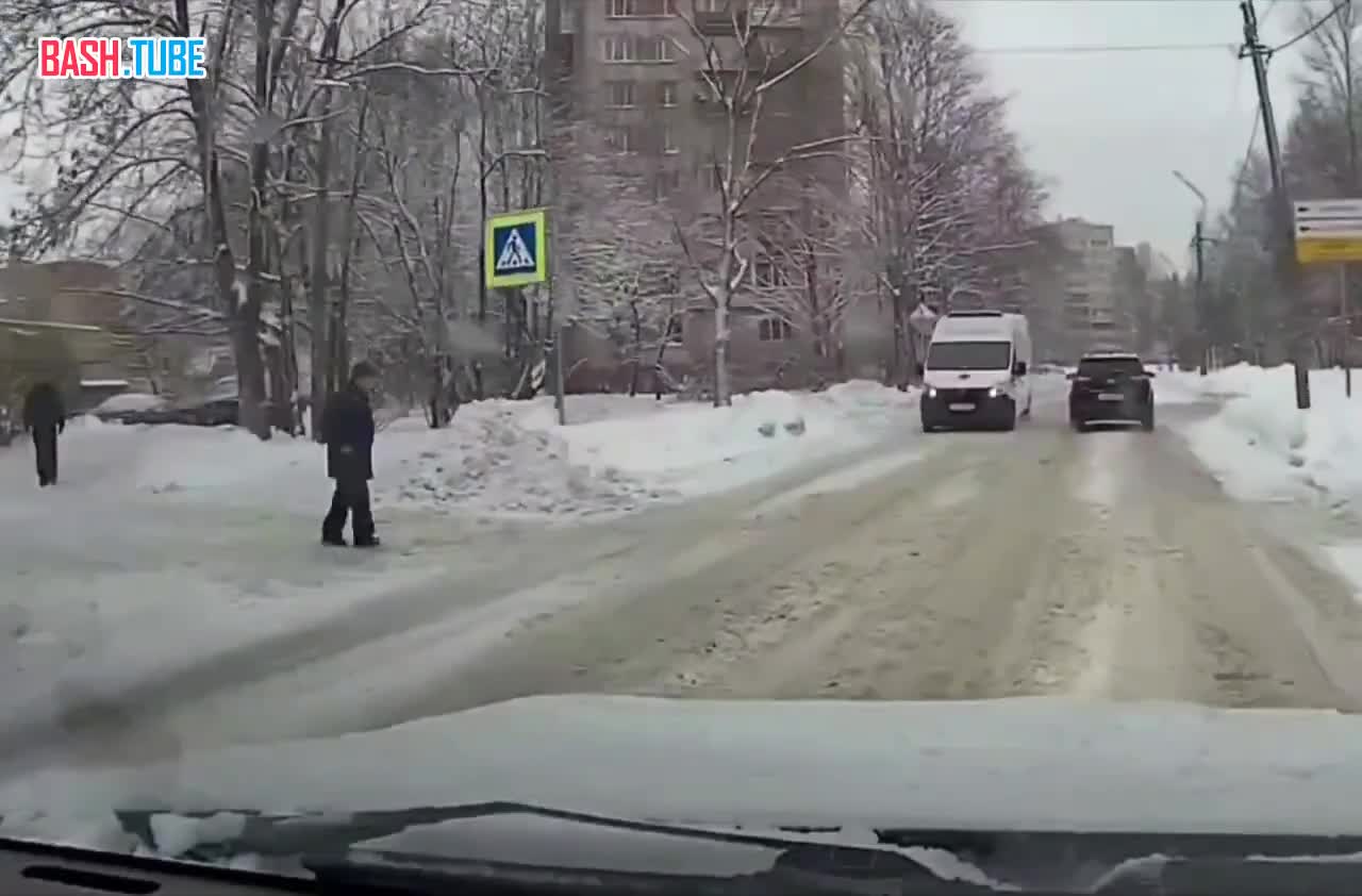 ⁣ Гатчина, Ленинградская область. Здесь скорая помощь сбила мужчину, переходившего заснеженную дорогу по «зебре»