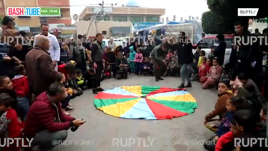 ⁣ Активисты устроили праздник для детей, эвакуированных в Дейр-эль-Балах с севера Газы